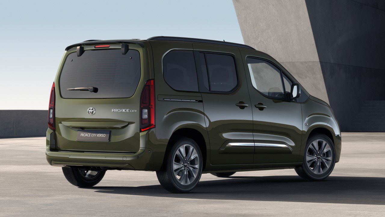 Toyota Proace City Verso po faceliftu, pohled zezadu na osobní karoserii