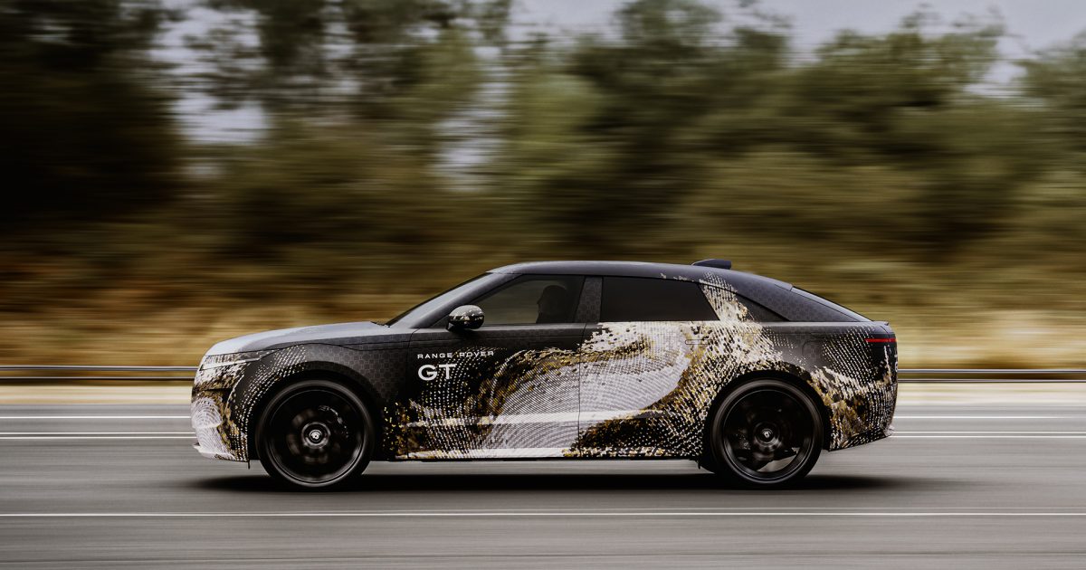 Maskovaný prototyp Range Rover GT při jízdě, oficiální červencová fotografie