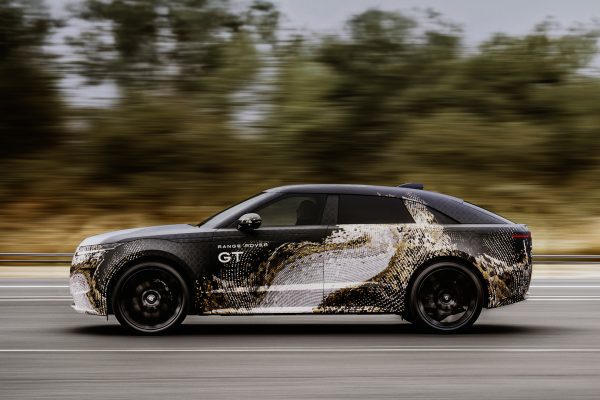Maskovaný prototyp Range Rover GT při jízdě, oficiální červencová fotografie