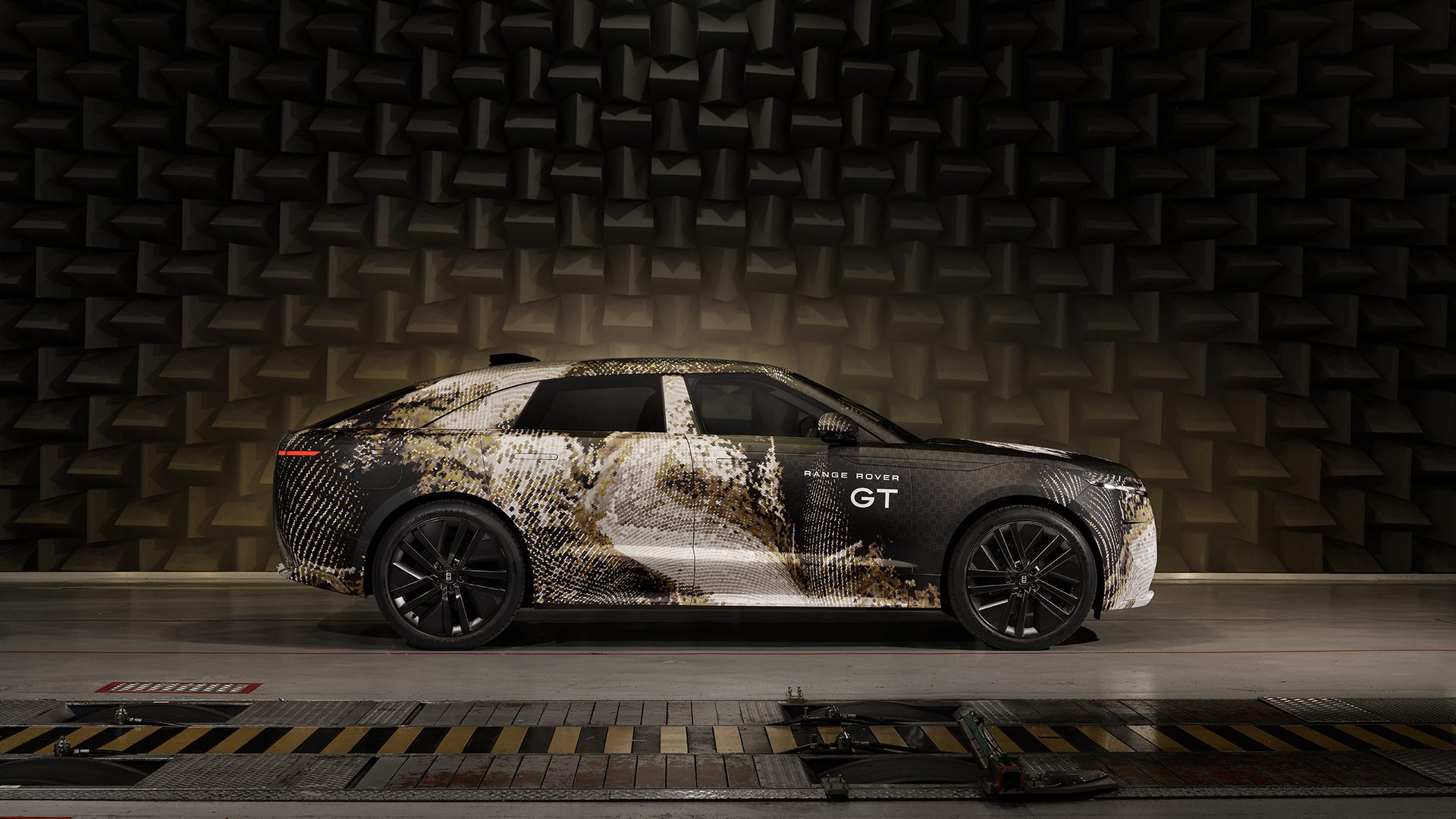 Maskovaný prototyp Range Rover GT z boku, oficiální červencová fotografie