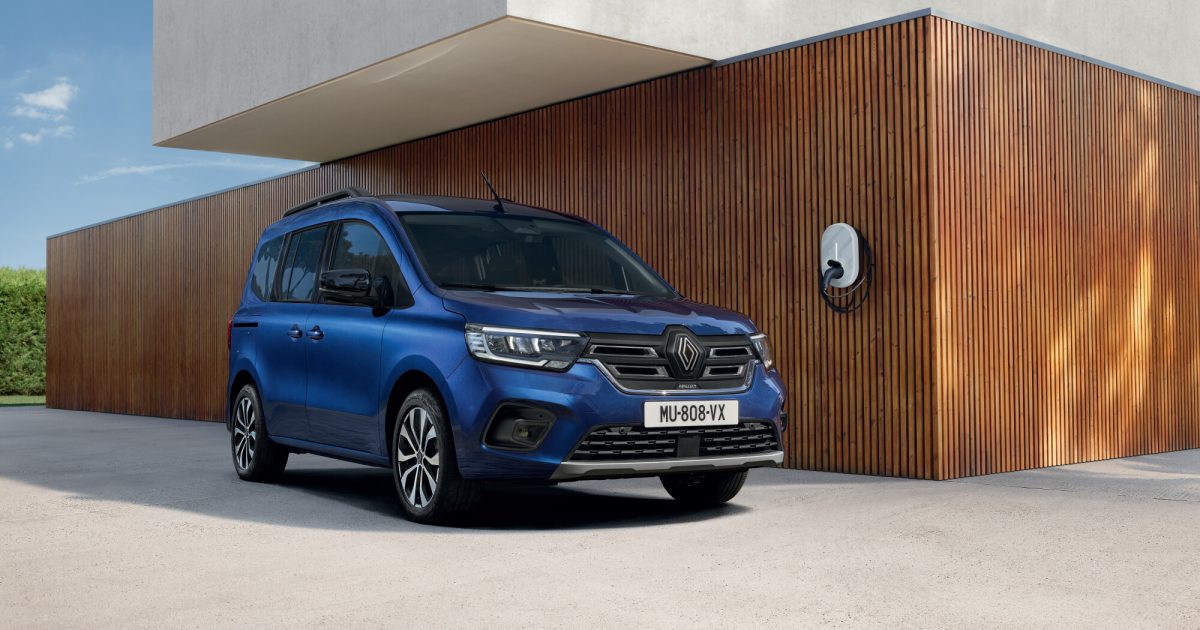 Renault Kangoo E-Tech Electric na oficiální fotografii u nabíjecího bodu