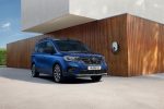 Renault Kangoo E-Tech Electric na oficiální fotografii u nabíjecího bodu