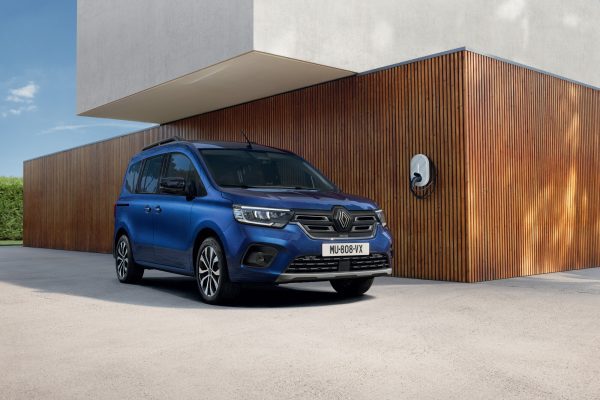 Renault Kangoo E-Tech Electric na oficiální fotografii u nabíjecího bodu