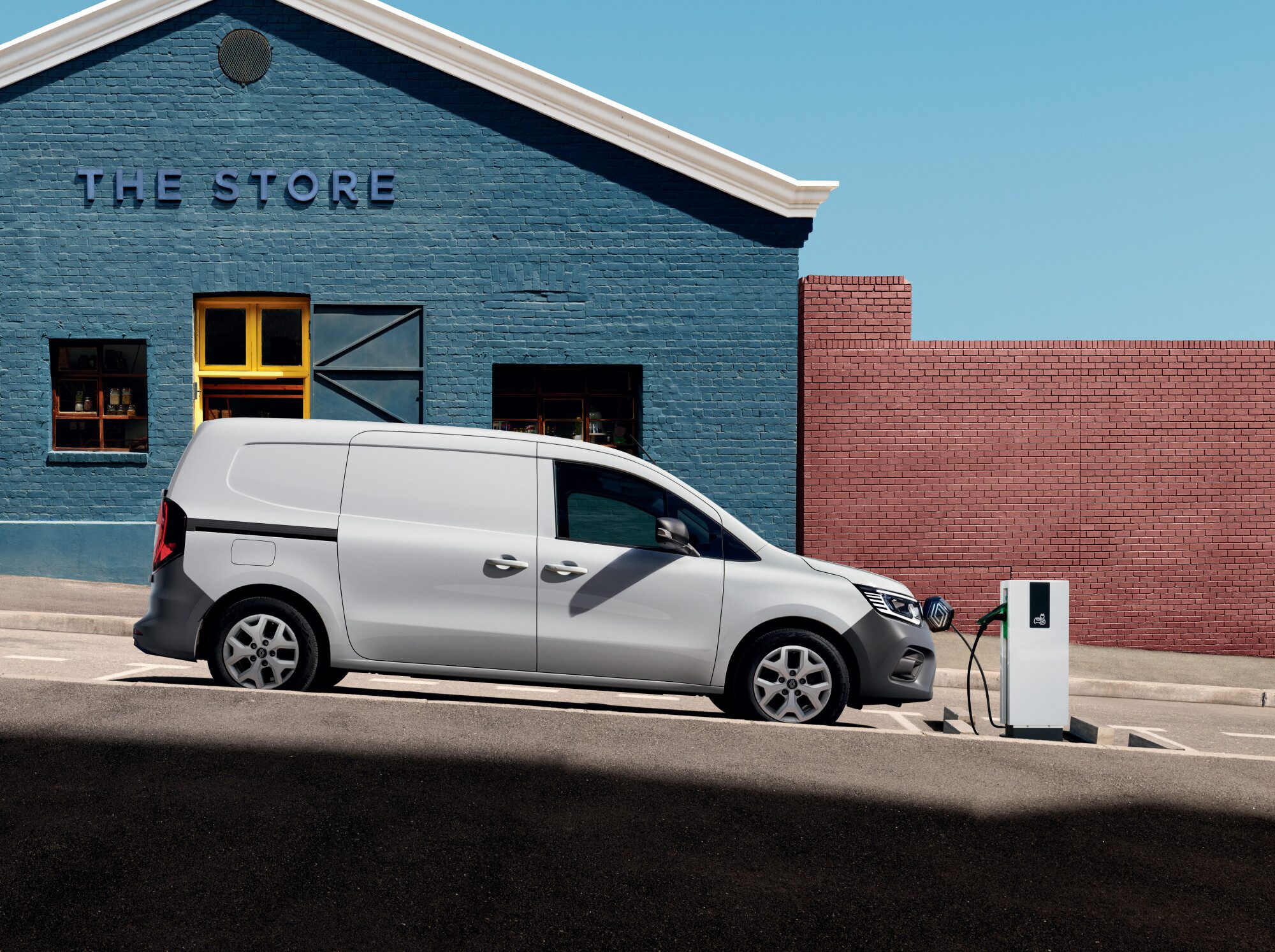 Bílé Renault Kangoo Van E-Tech Electric při nabíjení
