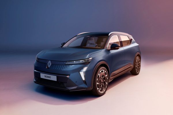 Renault Scenic E-Tech elektrický, pohled zepředu a z boku