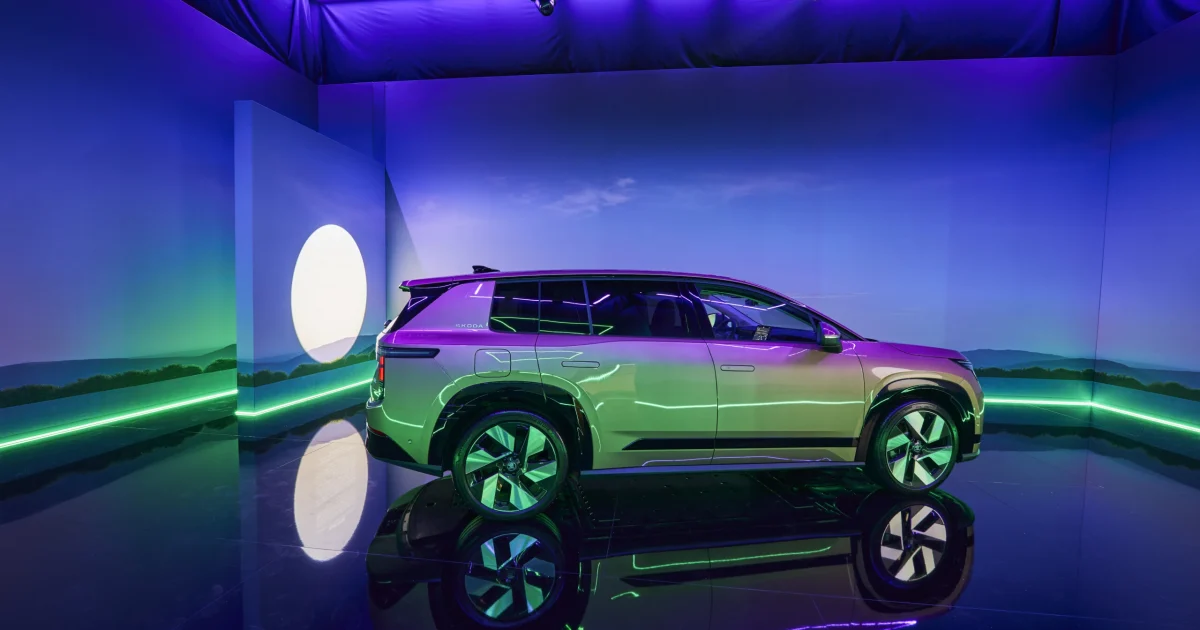 Škoda Peaq v bočním pohledu v expozici Peaq Inside na Designbloku 2026