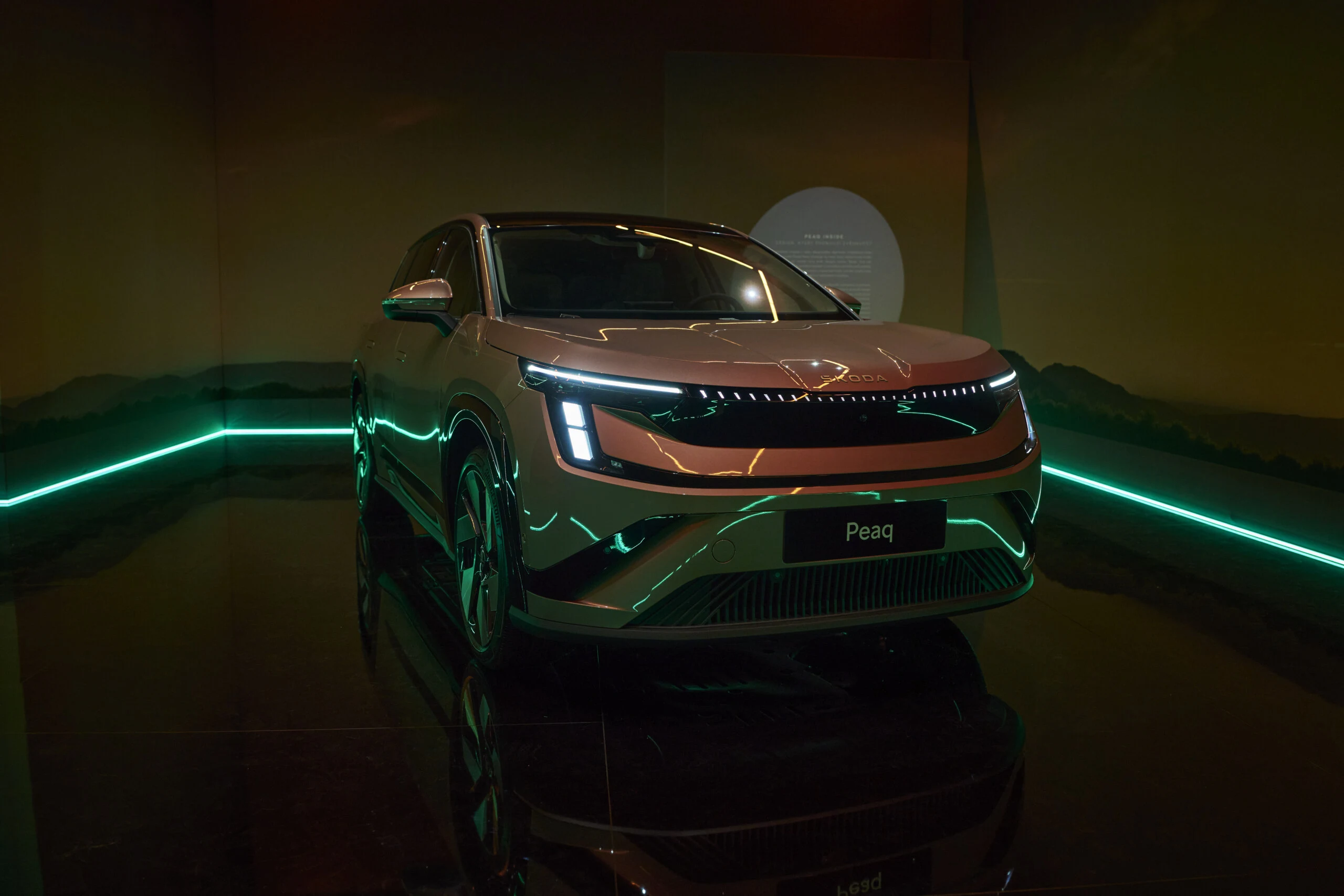Škoda Peaq v osvětlené expozici Peaq Inside ve Veletržním paláci