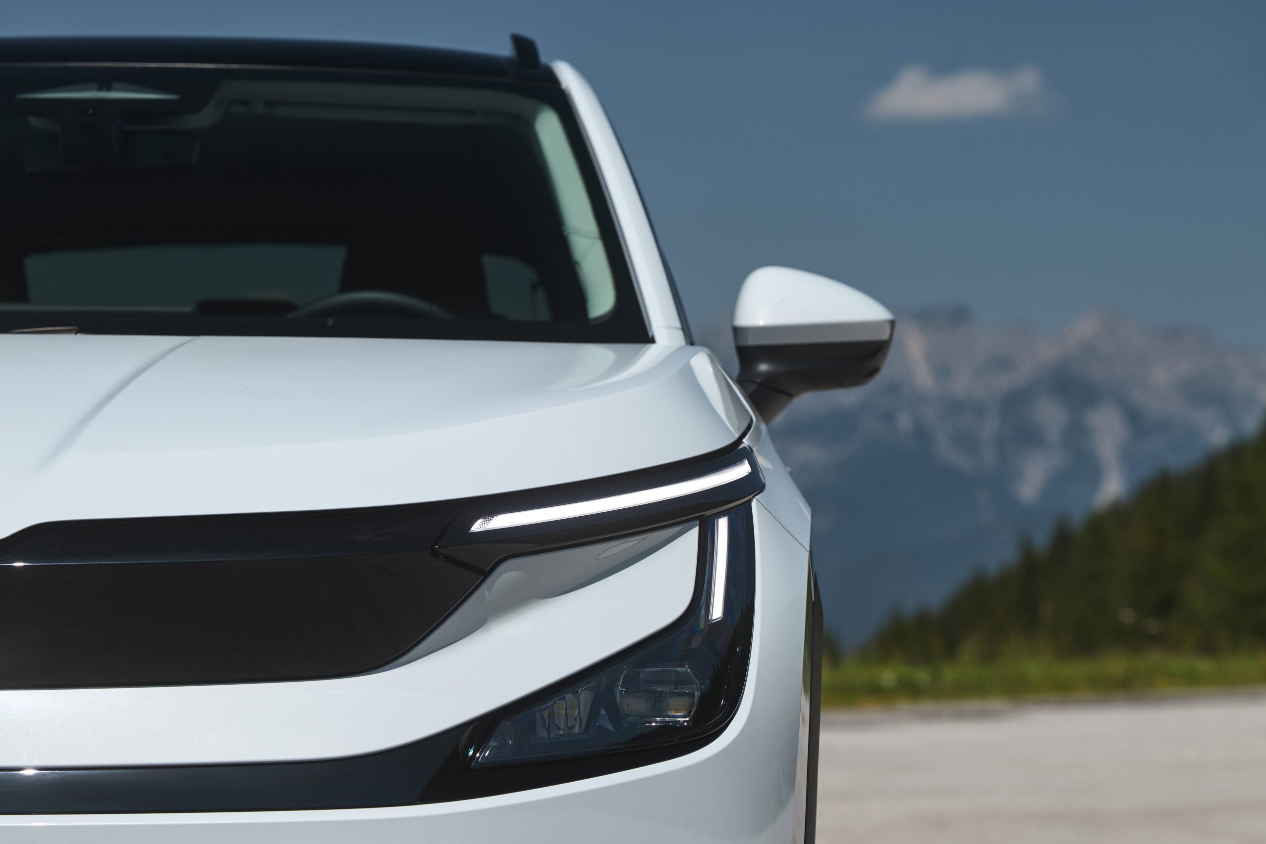 Škoda Epiq, detail předního světlometu a zrcátka