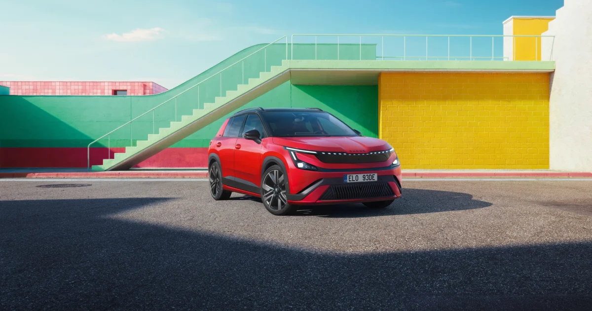 Červená Škoda Epiq Sportline s černou střechou a prosvětlenou maskou, přední tříčtvrteční pohled