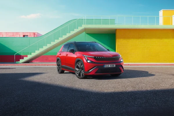Červená Škoda Epiq Sportline s černou střechou a prosvětlenou maskou, přední tříčtvrteční pohled