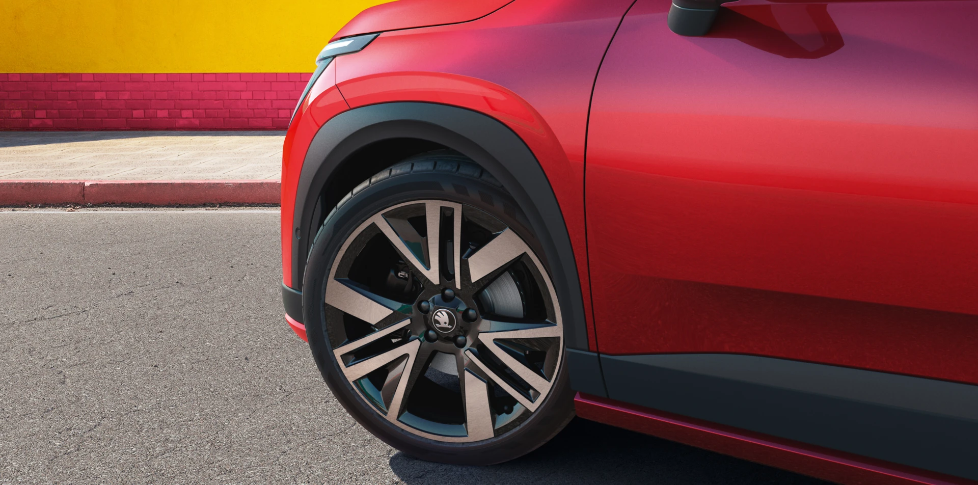 Detail kola a černých doplňků červené Škody Epiq Sportline