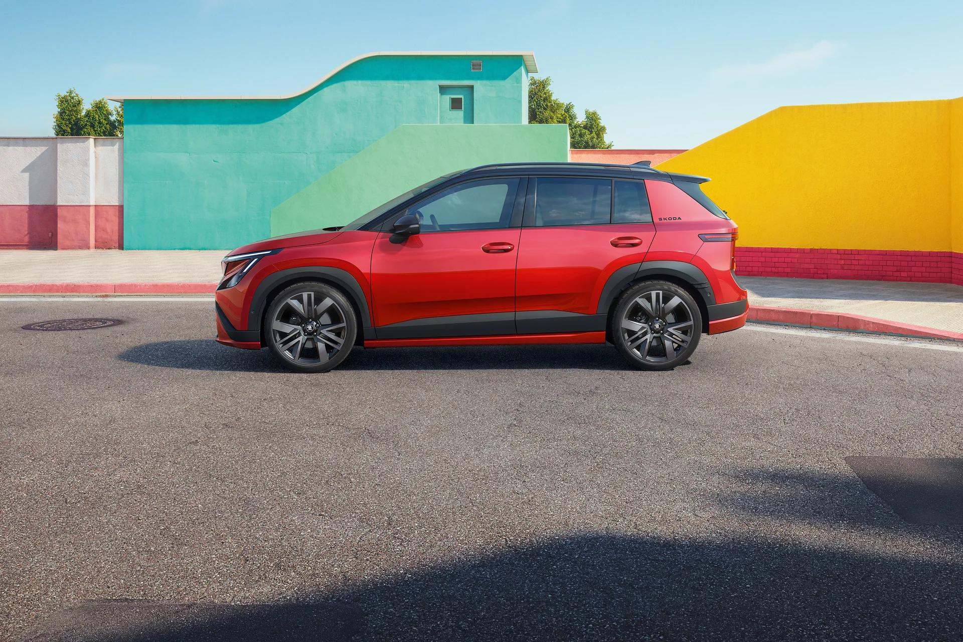 Červená Škoda Epiq Sportline z boku s černými doplňky