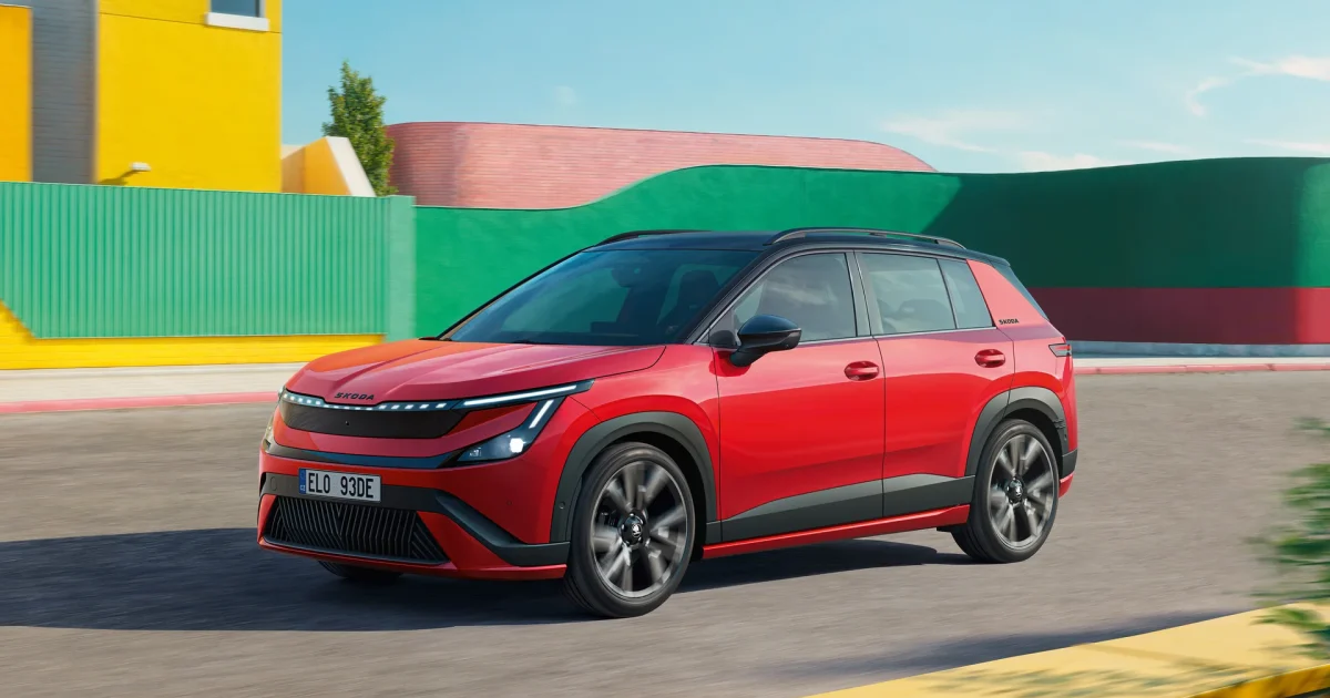 Červená Škoda Epiq Sportline za jízdy, přední tříčtvrteční pohled