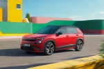 Červená Škoda Epiq Sportline za jízdy, přední tříčtvrteční pohled