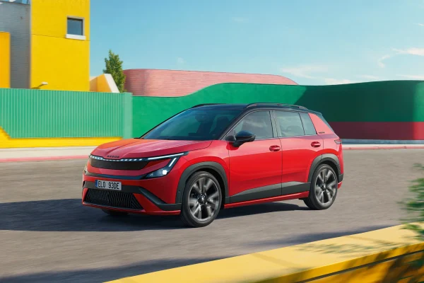 Červená Škoda Epiq Sportline za jízdy, přední tříčtvrteční pohled