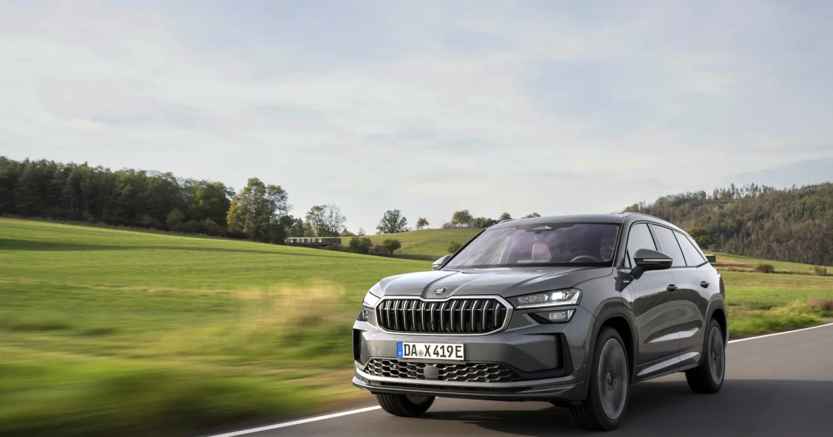 Šedá Škoda Kodiaq Laurin & Klement na silnici, pohled zepředu ze tří čtvrtin