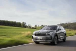 Šedá Škoda Kodiaq Laurin & Klement na silnici, pohled zepředu ze tří čtvrtin