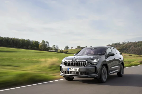 Šedá Škoda Kodiaq Laurin & Klement na silnici, pohled zepředu ze tří čtvrtin