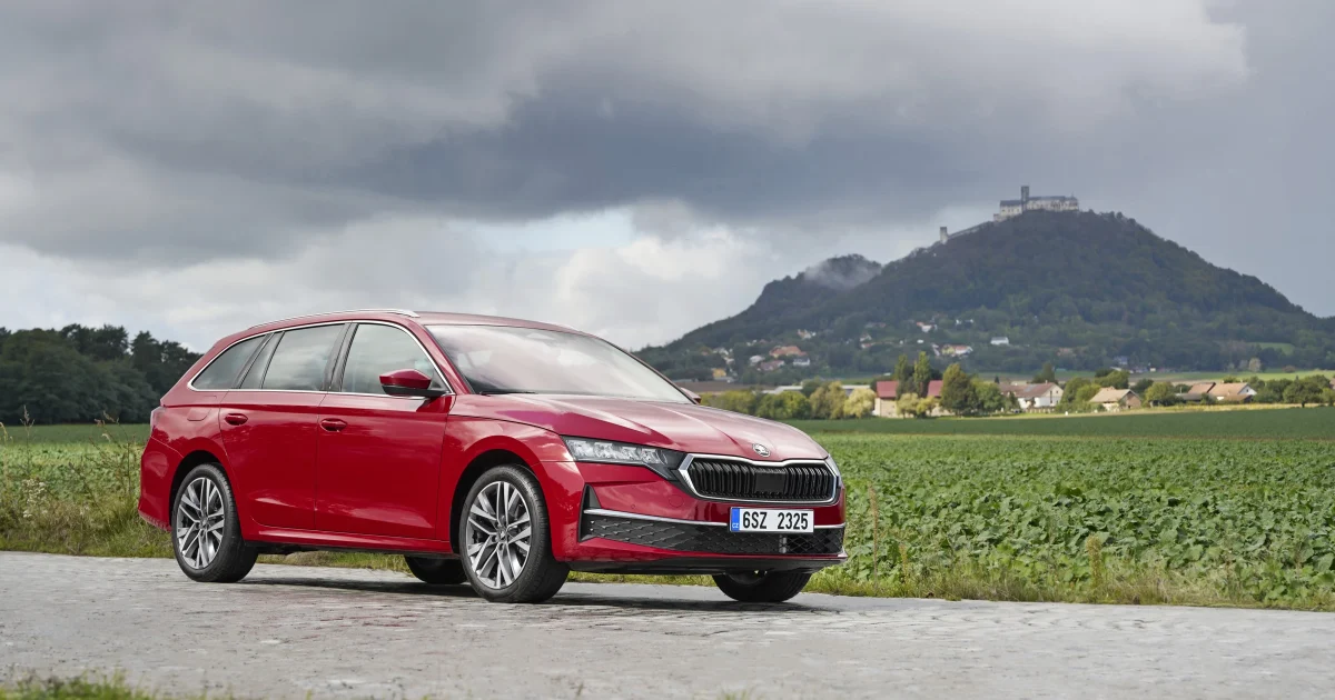 Červená Škoda Octavia Combi na oficiálním tiskovém snímku zepředu