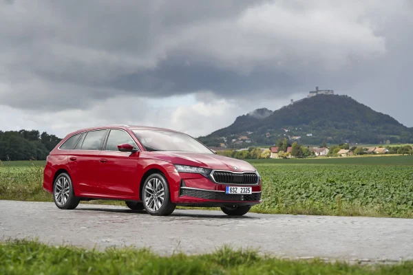 Červená Škoda Octavia Combi na oficiálním tiskovém snímku zepředu