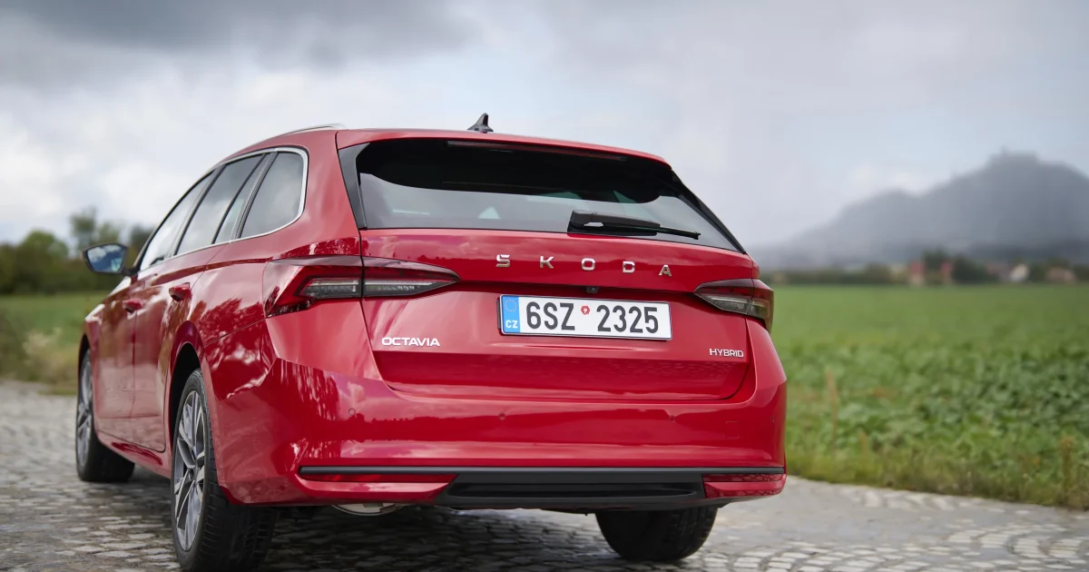 Škoda Octavia Combi zezadu s označením HYBRID na víku zavazadlového prostoru