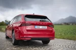 Škoda Octavia Combi zezadu s označením HYBRID na víku zavazadlového prostoru