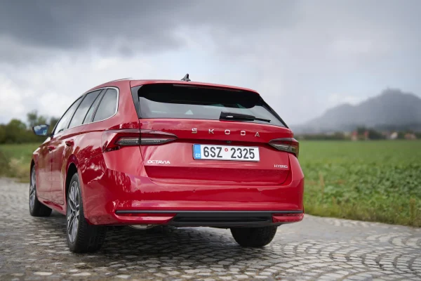 Škoda Octavia Combi zezadu s označením HYBRID na víku zavazadlového prostoru