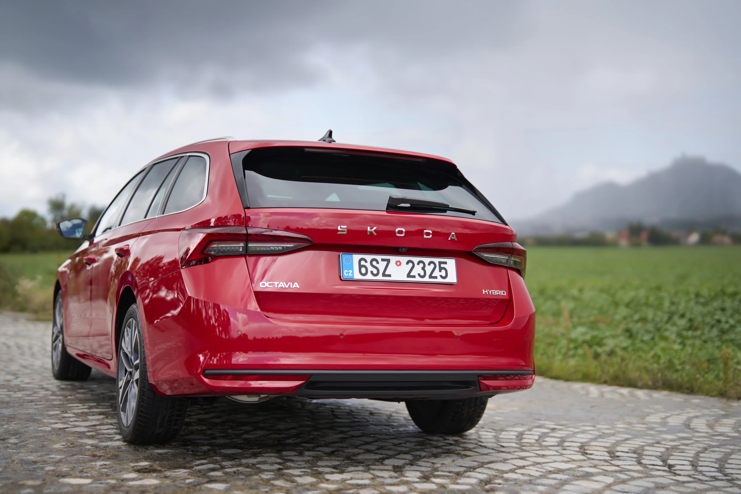 Škoda Octavia Combi zezadu s označením HYBRID na víku zavazadlového prostoru