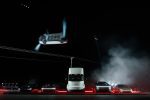 Tesla Roadster vzhůru koly při kickflipu