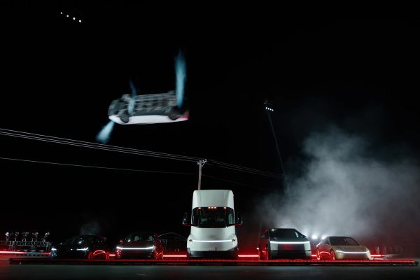 Tesla Roadster vzhůru koly při kickflipu