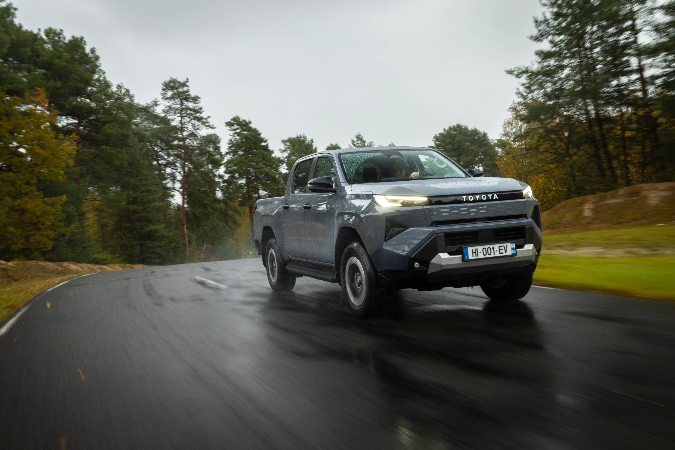 Elektrická Toyota Hilux BEV při jízdě po mokré silnici