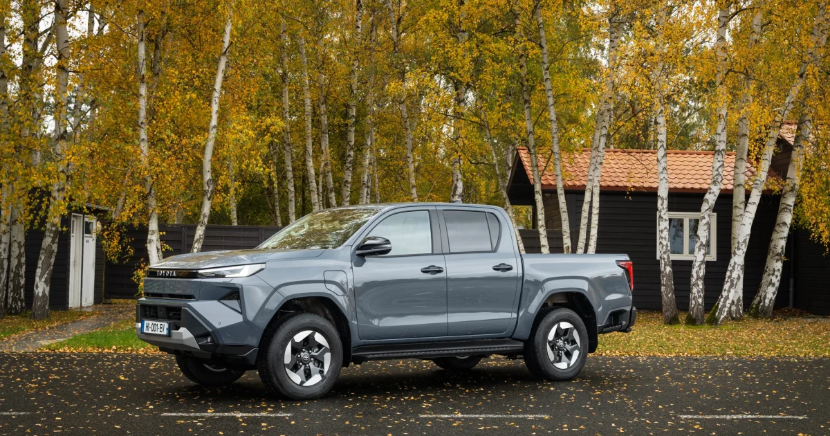 Toyota Hilux BEV, šedý elektrický pick-up na podzimní cestě