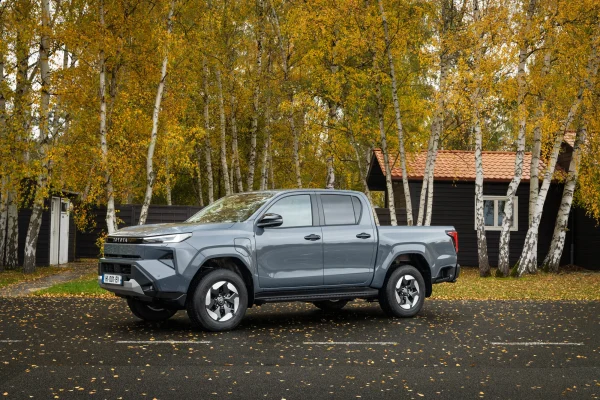 Toyota Hilux BEV, šedý elektrický pick-up na podzimní cestě