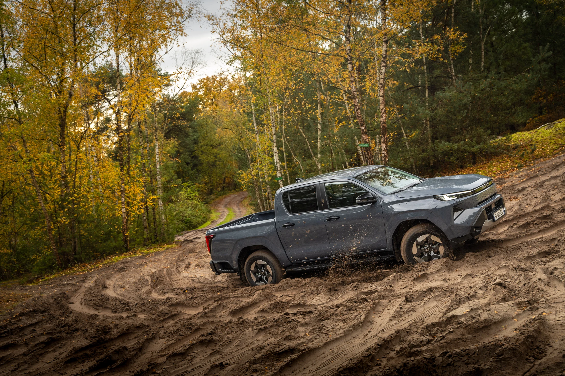 Toyota Hilux BEV projíždí písčitým terénem