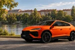 Lamborghini Urus SE v oranžovém laku, redakční kompozice s českým nábřežím