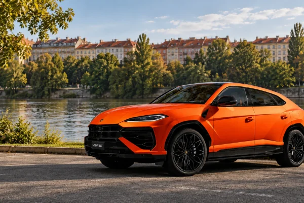 Lamborghini Urus SE v oranžovém laku, redakční kompozice s českým nábřežím
