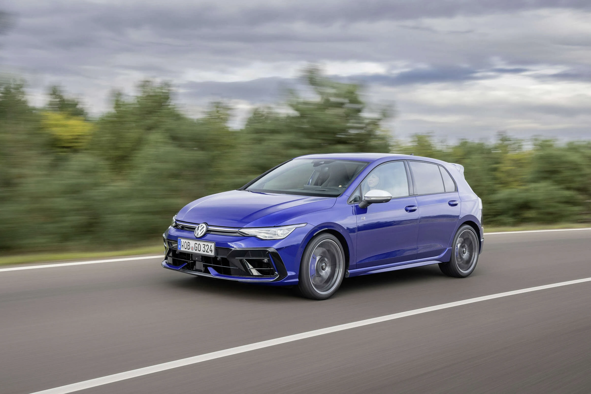 Modrý Volkswagen Golf R při jízdě po silnici