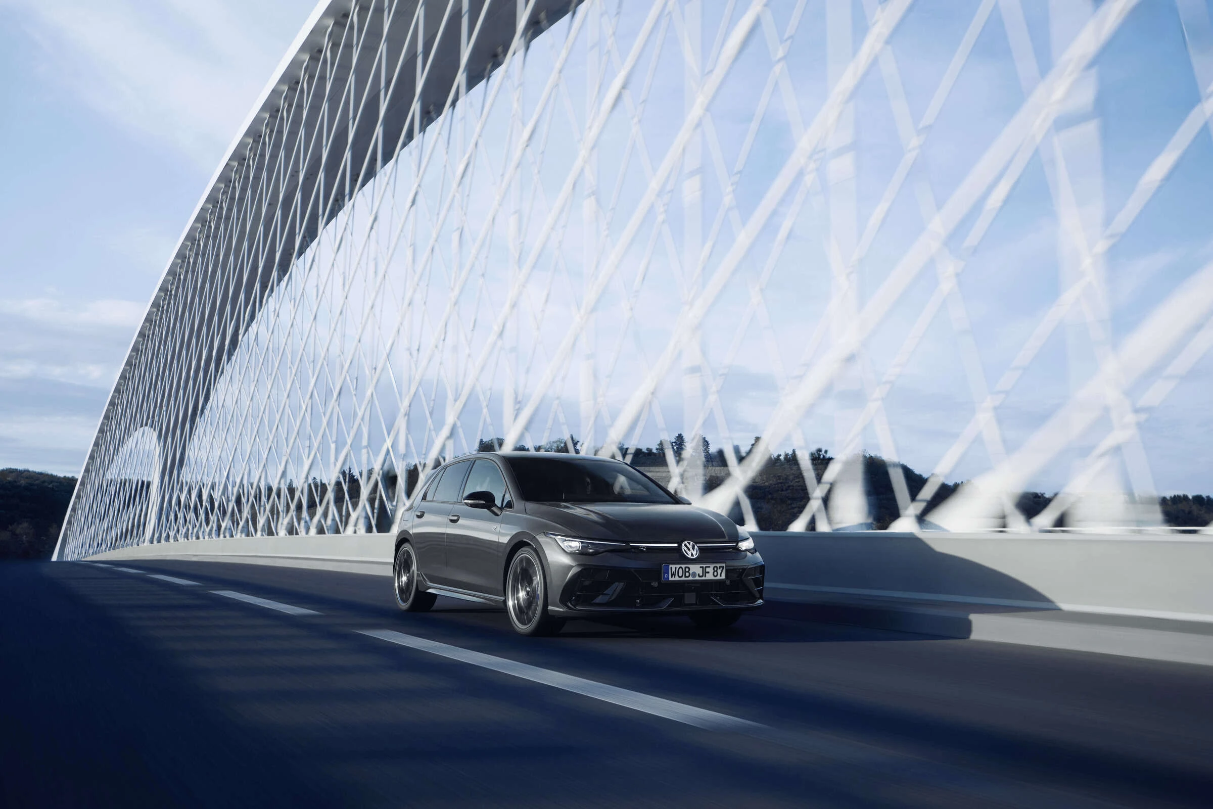 Volkswagen Golf R po faceliftu v šedém laku, pohled na příď