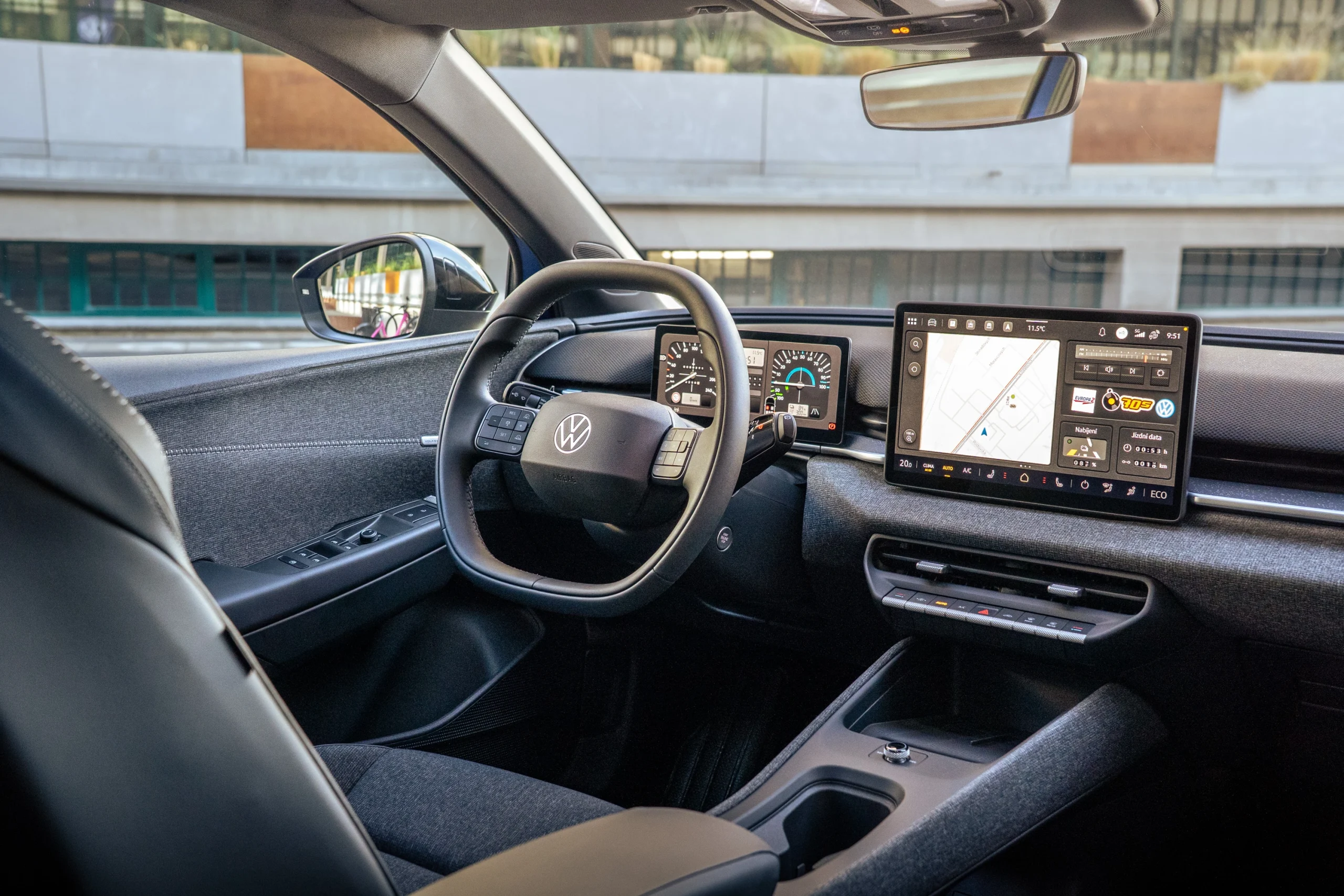 Interiér Volkswagen ID. Polo s digitálním přístrojovým panelem a centrálním displejem