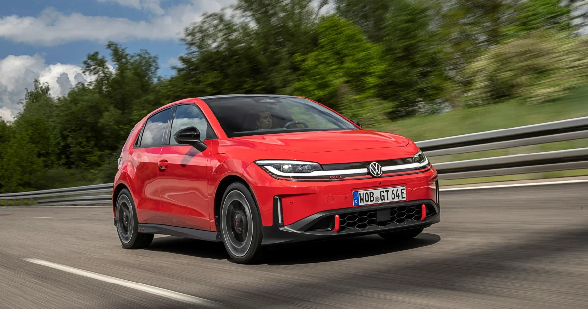 Volkswagen ID. Polo GTI v červeném laku při jízdě, pohled zepředu