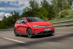 Volkswagen ID. Polo GTI v červeném laku při jízdě, pohled zepředu