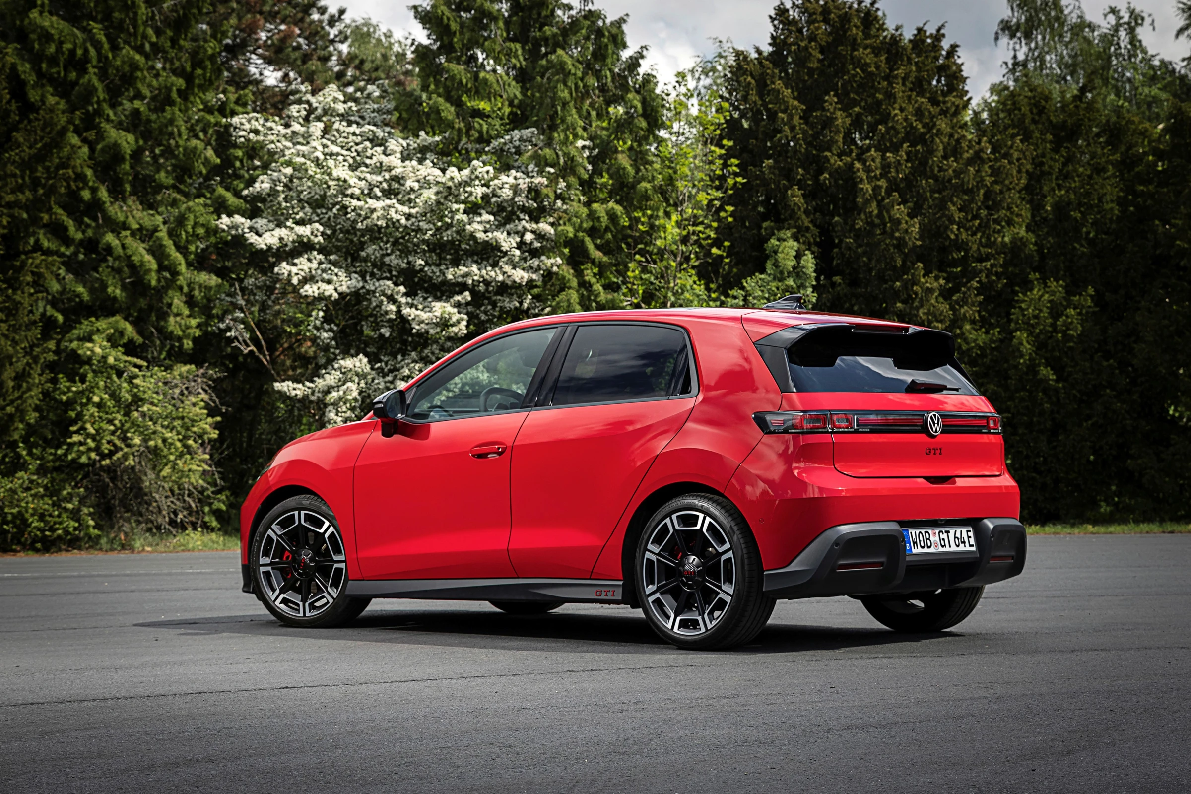 Volkswagen ID. Polo GTI zezadu s děleným střešním spoilerem