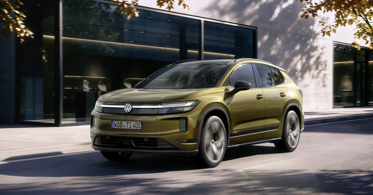 Volkswagen ID. Tiguan při jízdě, pohled zepředu a z boku