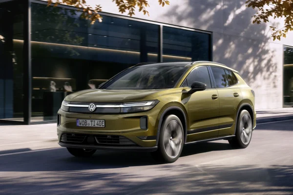 Volkswagen ID. Tiguan při jízdě, pohled zepředu a z boku