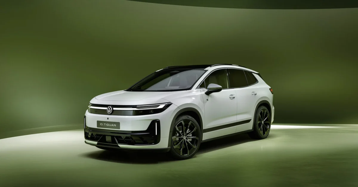 Bílý Volkswagen ID. Tiguan při pohledu zepředu a z boku