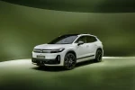 Bílý Volkswagen ID. Tiguan při pohledu zepředu a z boku