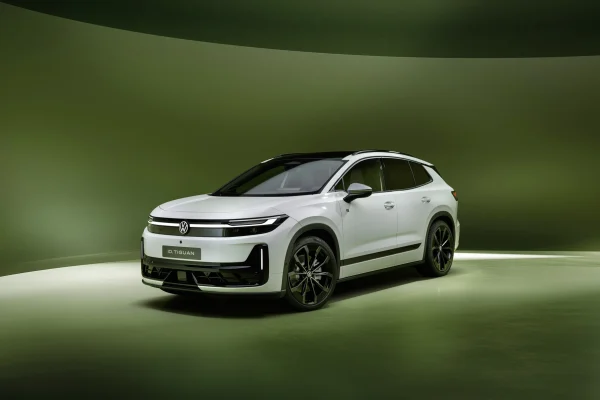 Bílý Volkswagen ID. Tiguan při pohledu zepředu a z boku