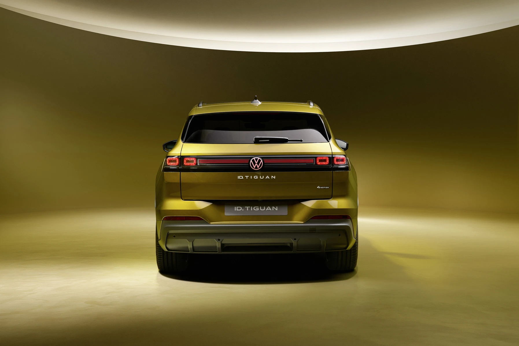 Žlutý Volkswagen ID. Tiguan 4MOTION při pohledu zezadu