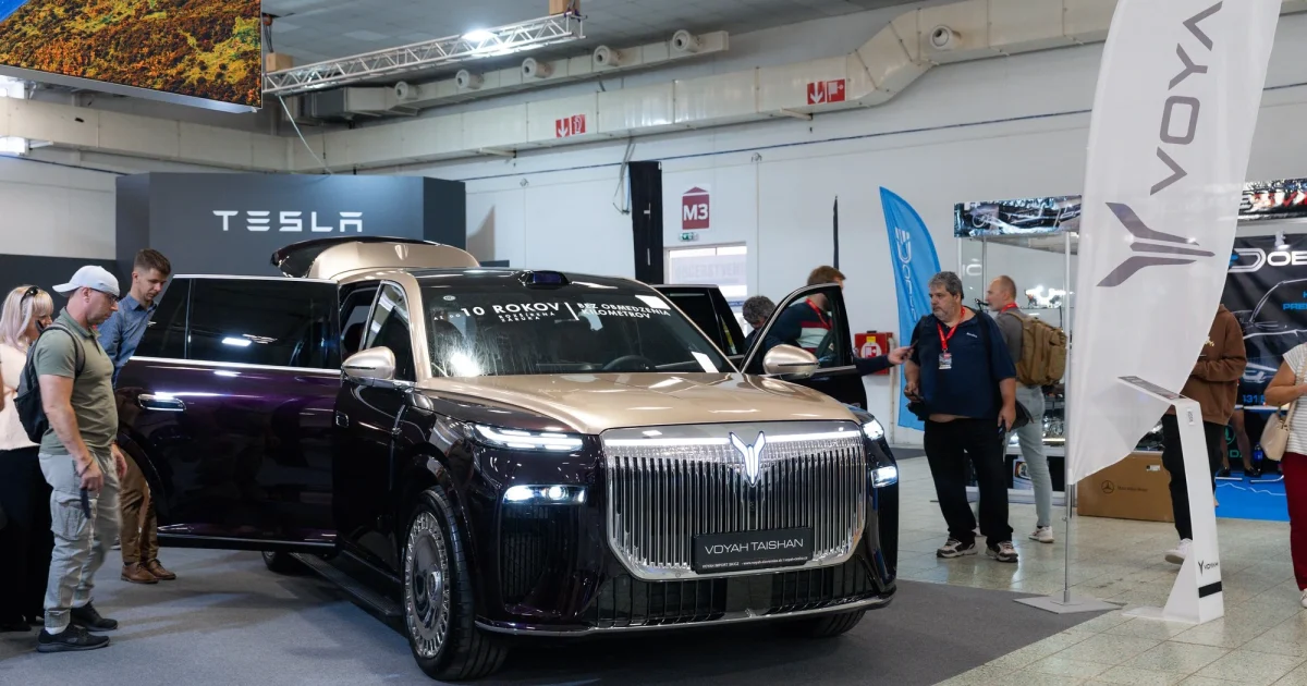 Voyah Taishan na autosalonu v Nitře, pohled zepředu a z boku