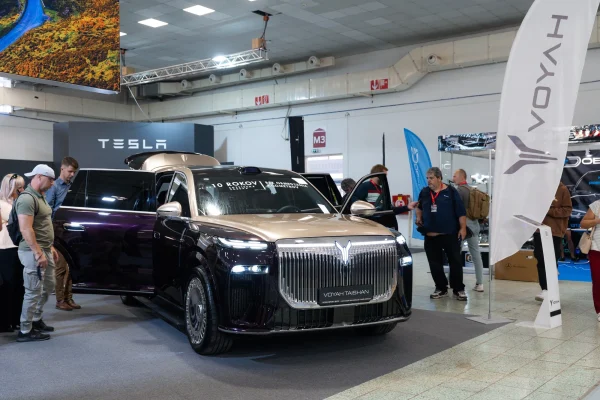 Voyah Taishan na autosalonu v Nitře, pohled zepředu a z boku